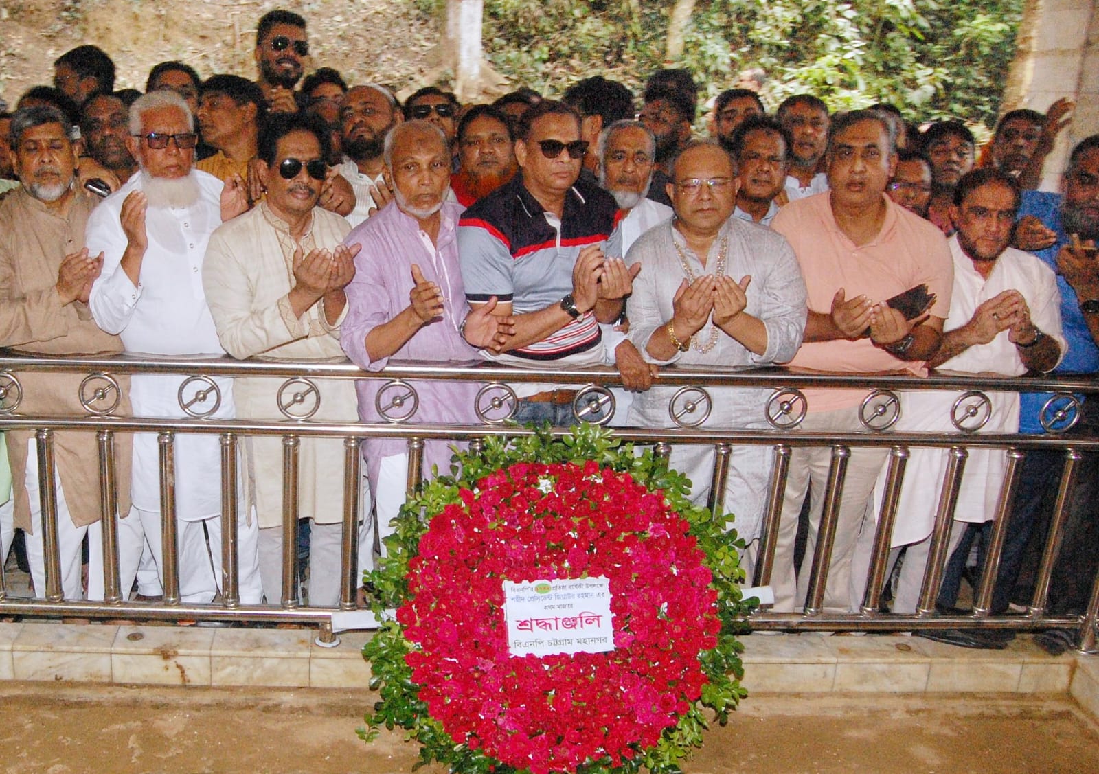 রাঙ্গুনিয়ায় শহীদ প্রেসিডেন্ট জিয়াউর রহমানের প্রথম কবরস্থানে পুষ্পস্তবক অর্পণ 