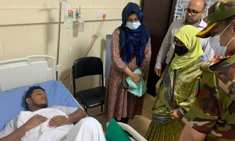 নুরকে দেখতে ঢামেক হাসপাতালে গেলেন স্বাস্থ্য উপদেষ্টা