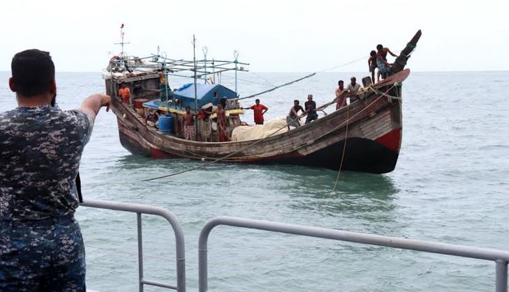 বঙ্গোপসাগরে ট্রলারসহ ১২ জেলেকে উদ্ধার করেছে নৌবাহিনী
