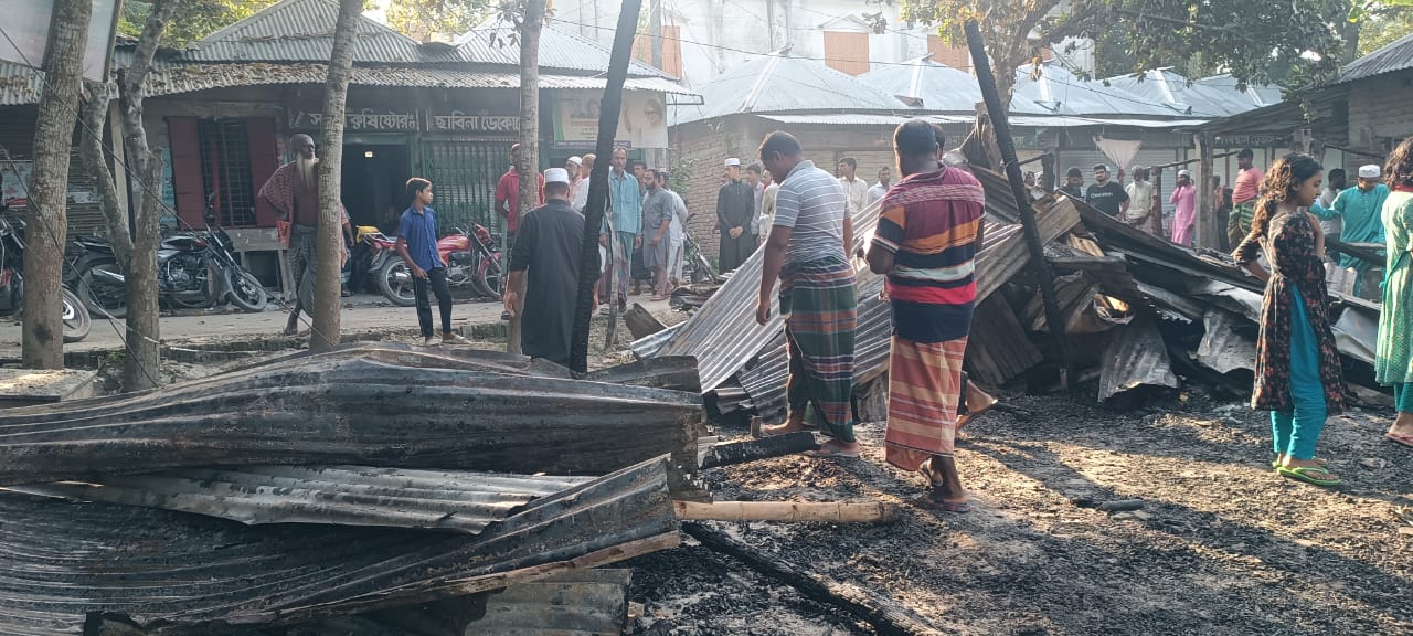 রাজবাড়ীতে অগ্নিকান্ডে ৬টি দোকান পুড়ে ছাই 