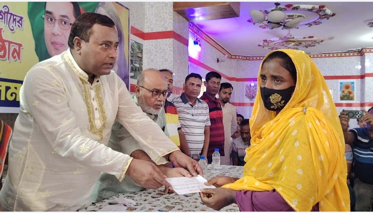 সাভারে বিএনপির প্রতিষ্ঠাবার্ষিকী উপলক্ষে অসুস্থদের আর্থিক সহায়তা প্রদান