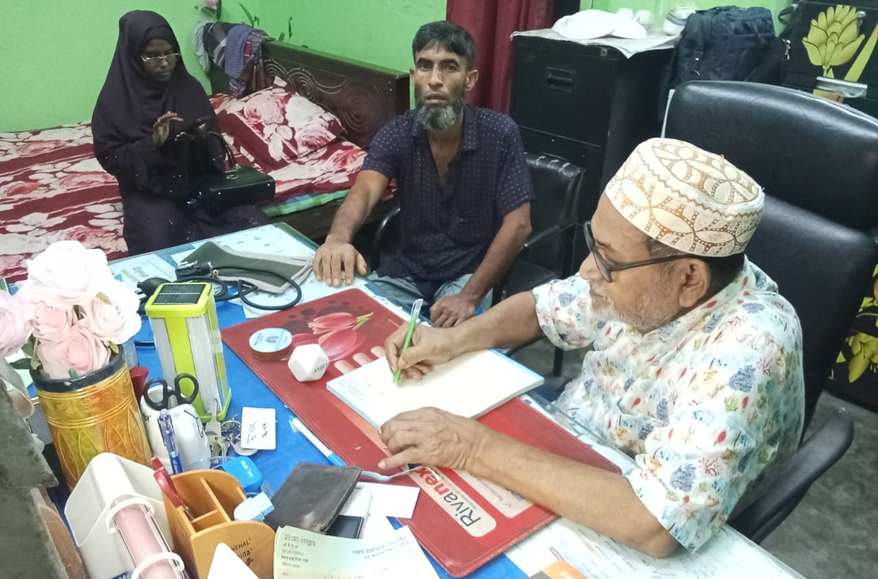 আমৃত্যু মানুষের সেবা করতে চান সাতক্ষীরার গরিবের ডাক্তার এবাদুল্লাহ