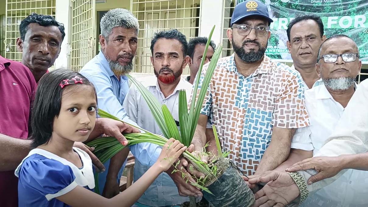 ঝিনাইদহের কালীগঞ্জে শিক্ষার্থীদের মাঝে গাছের চারা বিতরণ