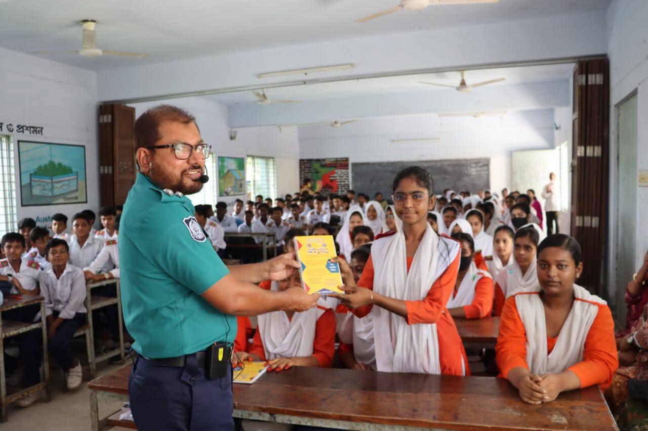 খুলনায় নিরাপদে সড়ক ব্যবহার সম্পর্কে অবহিতকরণ কর্মসূচি