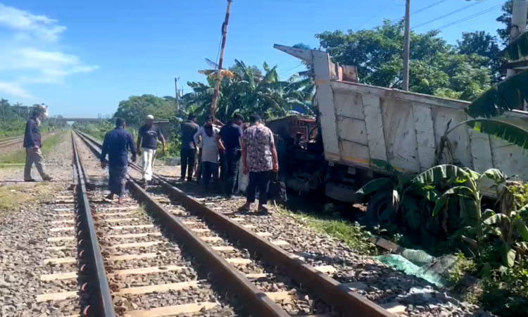 গাজীপুরে ট্রেনের ধাক্কায় ড্রাম ট্রাকের চালক ও হেলপার নিহত