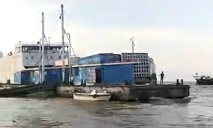 ভোলা উপকূলের নদী উত্তাল, অভ্যন্তরীণ ২০ রুটে লঞ্চ চলাচল বন্ধ 
