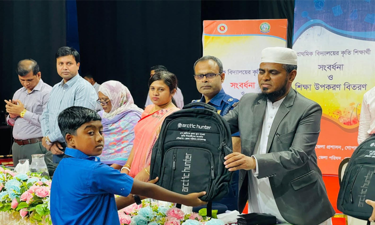গোপালগঞ্জে প্রাথমিক বিদ্যালয়ের ৪২৬ কৃতি শিক্ষার্থীকে সংবর্ধনা