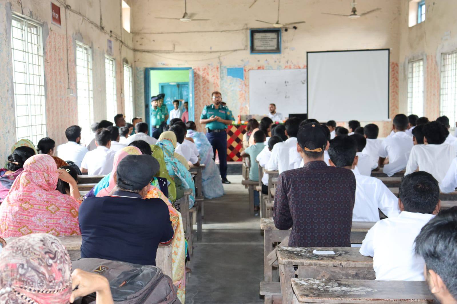 খুলনায় নিরাপদে সড়ক ব্যবহারের নিয়ম সম্পর্কে শিক্ষার্থীদের অবহিতকরণ কর্মসূচি অনুষ্ঠিত