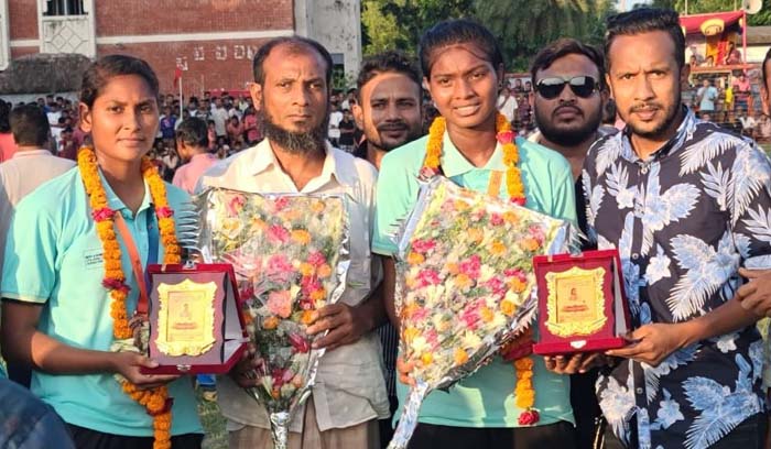 বাংলাদেশ নারী হকি দলের দুই কান্ডারি সাতক্ষীরার রেহানা ও ষষ্ঠী