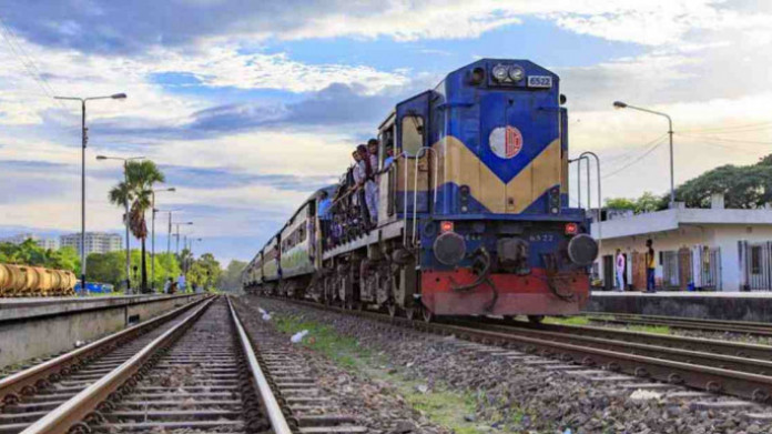 ব্রাহ্মণবাড়িয়ায় ৫ ঘণ্টা পর লাইনচ্যুত বগি উদ্ধার: ট্রেন চলাচল শুরু