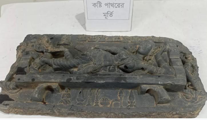রংপুরে গোয়াল ঘর থেকে কষ্টিপাথরের মূর্তি উদ্ধার