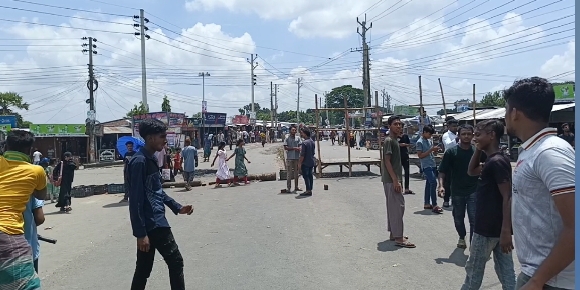 ফরিদপুরে অবরোধ, দক্ষিণবঙ্গের সঙ্গে ৪ ঘন্টা যান চলাচল বন্ধ 