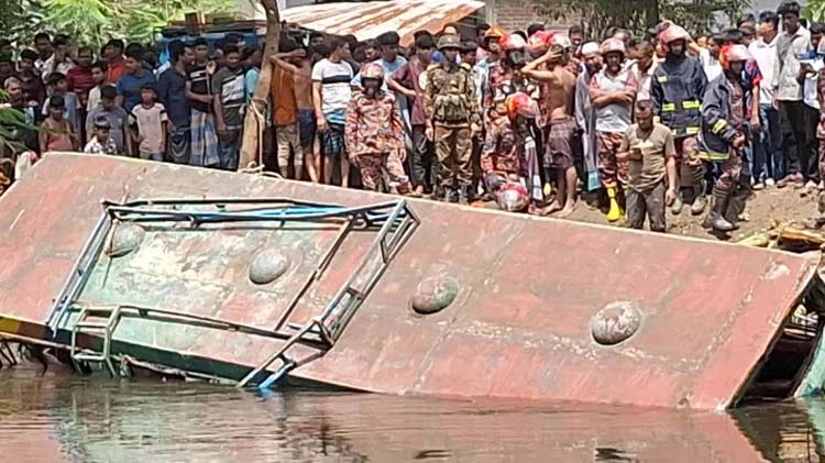 লক্ষ্মীপুরে বাস খালে পড়ে পাঁচজন নিহত, আহত ২০