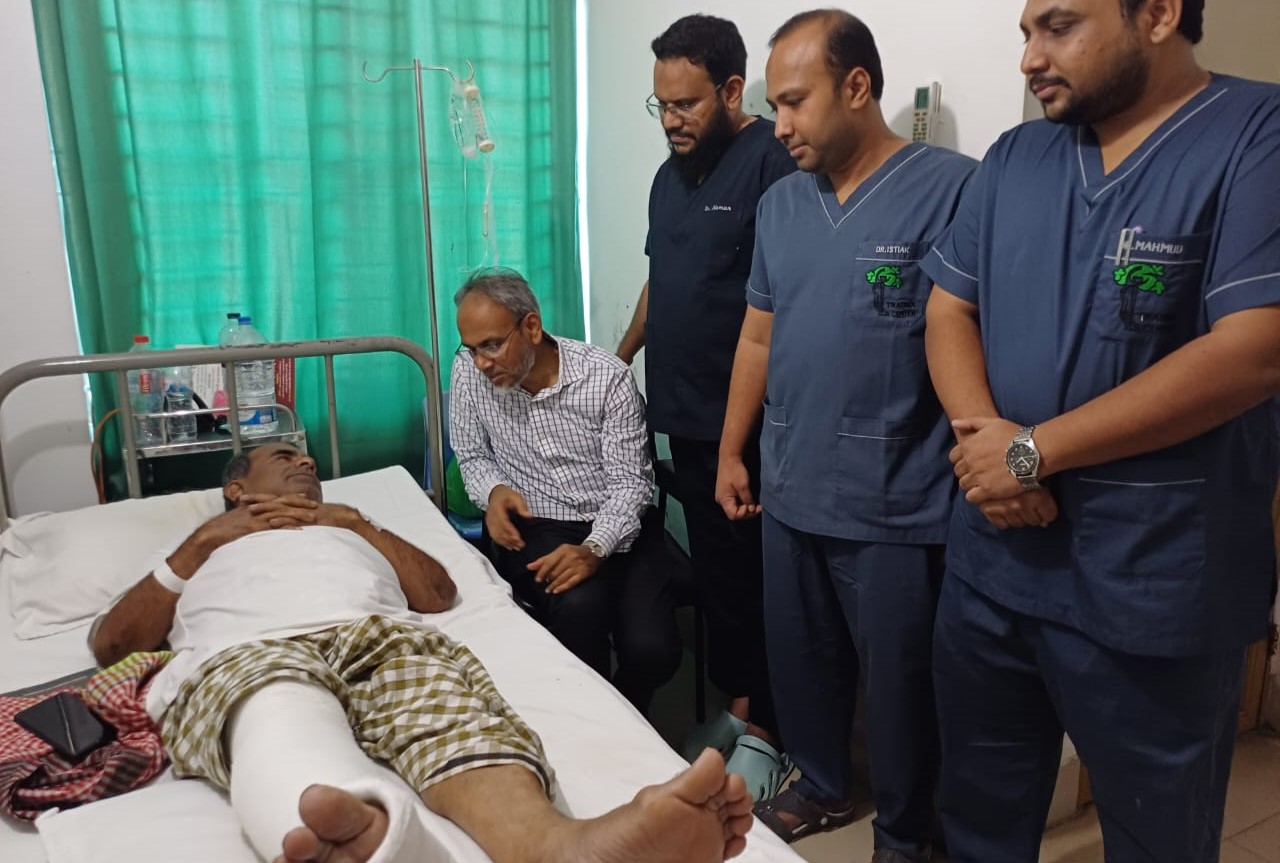 সাংবাদিক নাহিদ নজরুলের শয্যাপাশে বিএনপির স্বাস্থ্য সম্পাদক