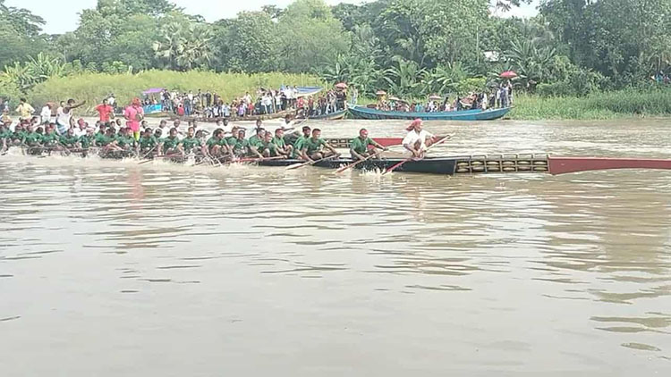 শরীয়তপুরে কীর্তিনাশায় নৌকাবাইচ অনুষ্ঠিত