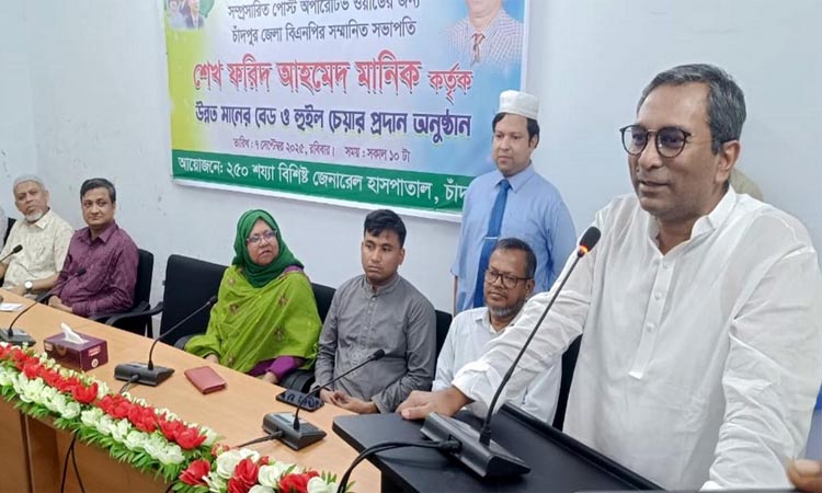 চাঁদপুর হাসপাতালে বেড ও হুইল চেয়ার প্রদান বিএনপি নেতার