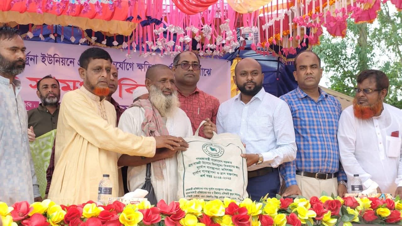 টাঙ্গাইলে নদী ভাঙ্গনে ক্ষতিগ্রস্ত পরিবারের মধ্যে খাবার বিতরণ