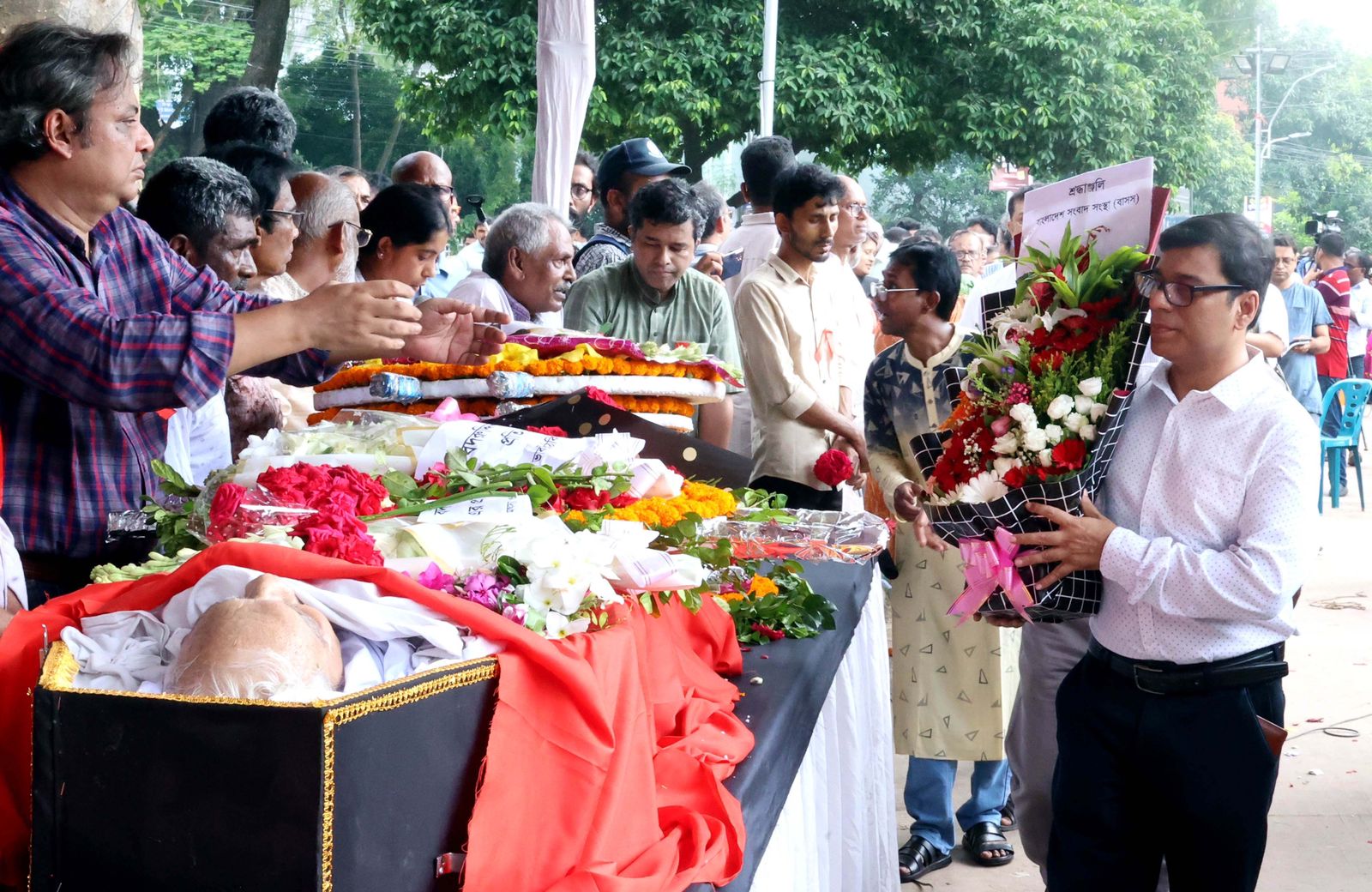 শহীদ মিনারে বদরুদ্দীন উমরকে সর্বস্তরের জনগণের শেষ শ্রদ্ধা