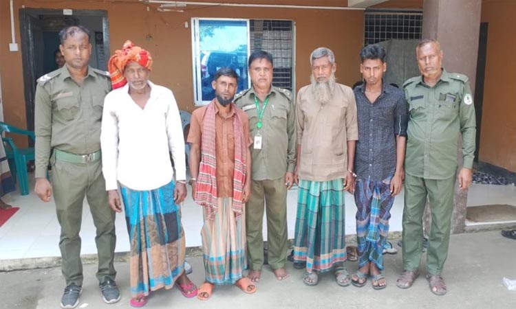 সাতক্ষীরায় সুন্দরবনের অভয়ারণ্যে মাছ শিকারের দায়ে আটক ৪