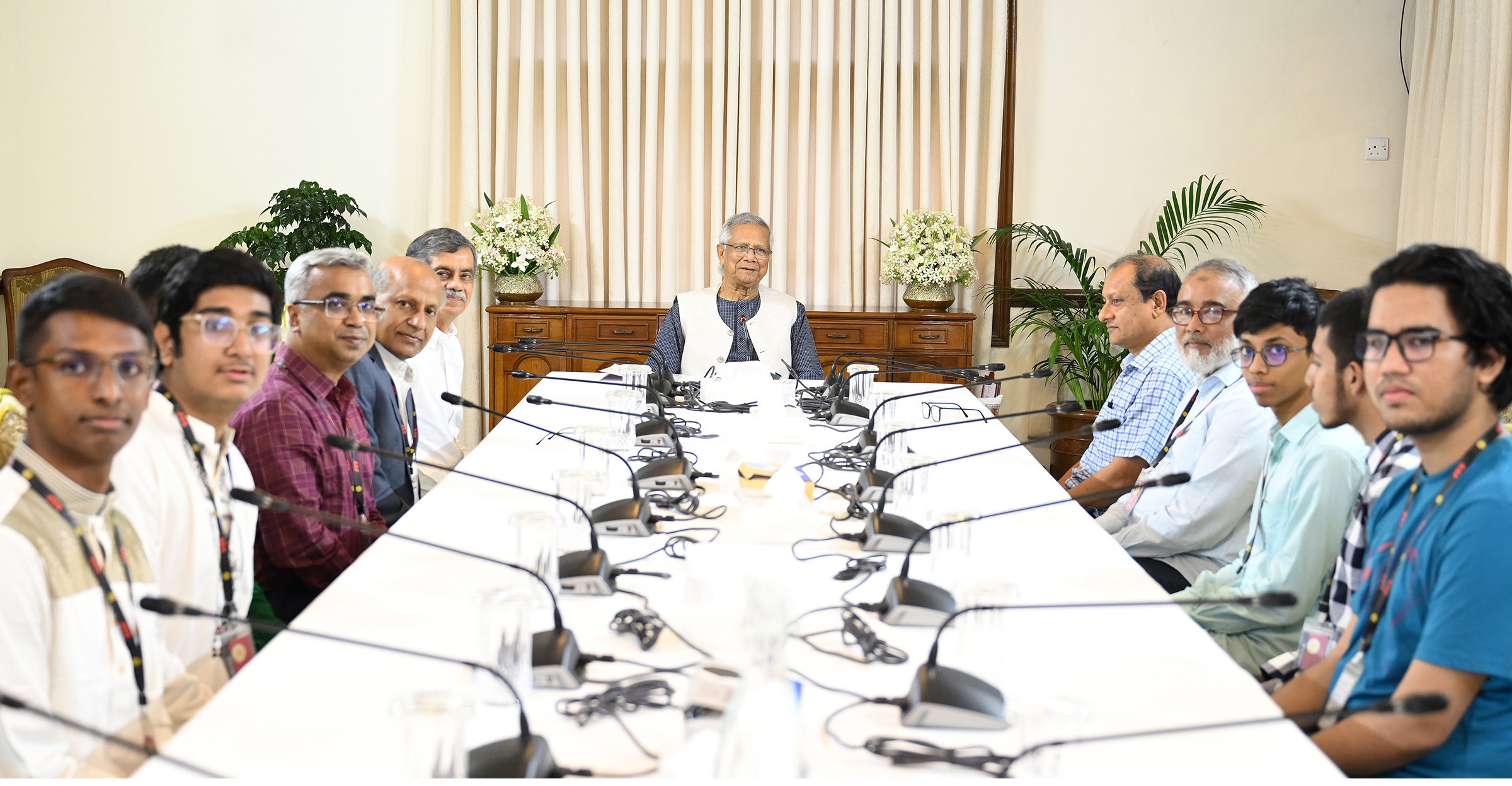 প্রধান উপদেষ্টার সঙ্গে আন্তর্জাতিক গণিত ও জীববিজ্ঞান অলিম্পিয়াডে পদকজয়ী ৬ শিক্ষার্থীর সাক্ষাৎ