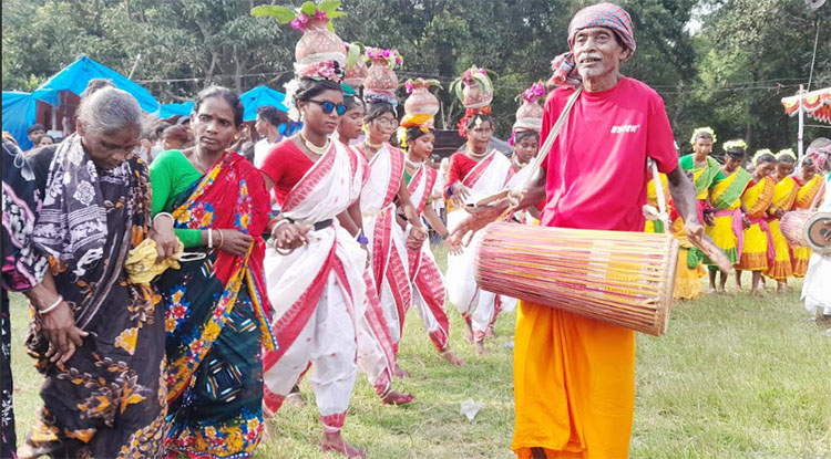 নওগাঁয় আদিবাসীদের সবচেয়ে বড় উৎসব কারাম