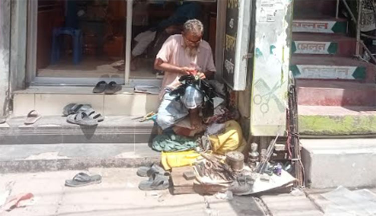 কদর কমেছে ছাতা কারিগরদের