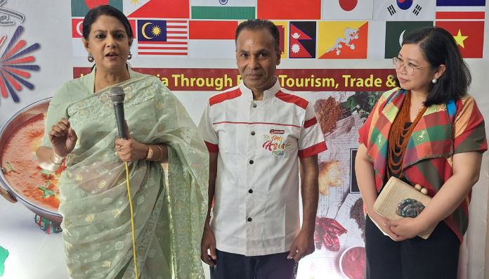খাদ্য উৎপাদনের সাথে জড়িত কৃষক ও জেলেদের মর্যাদা বৃদ্ধি করতে হবে : পরিবেশ উপদেষ্টা