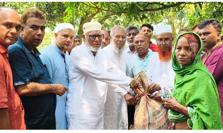 চাঁপাইনবাবগঞ্জে বন্যাকবলিত পরিবারের মধ্যে বিএনপির ত্রাণ বিতরণ