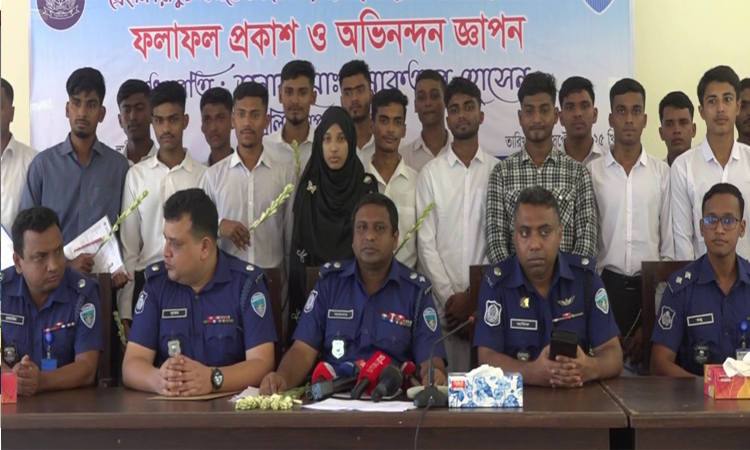 লক্ষ্মীপুরে ১২০ টাকায় পুলিশে চাকরি পেলেন ২৪ জন