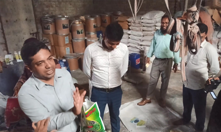 সাতক্ষীরায় ভেজাল সার উৎপাদন করায় কারখানা সিলগালা