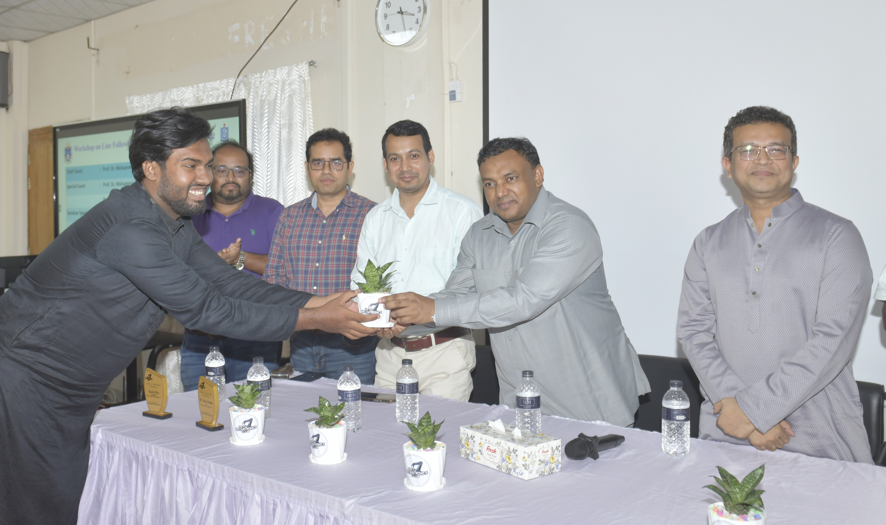 নোবিপ্রবিতে ‘লাইন ফলোয়িং রোবট অবস্ট্যাকল এভয়েডিং রোবট’ শীর্ষক কর্মশালা অনুষ্ঠিত