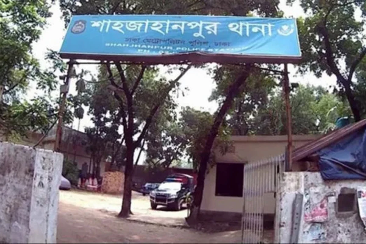 রাজধানীতে কুড়িয়ে পাওয়া ৫০ হাজার টাকা মালিককে ফিরিয়ে দিলেন এসআই 