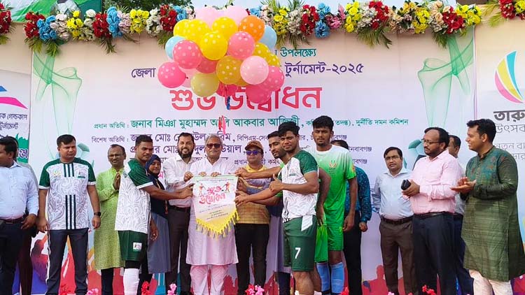 তারুণ্যের উৎসব : চাঁপাইনবাবগঞ্জে জেলা প্রশাসক গোল্ডকাপ ফুটবল টুর্নামেন্ট শুরু