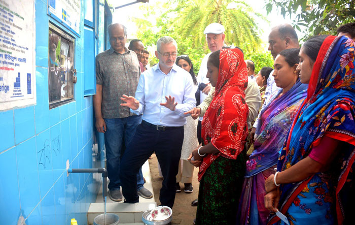 দাকোপে লজিক প্রকল্পের পানি শোধনাগার পরিদর্শন করলেন ইইউ রাষ্ট্রদূত