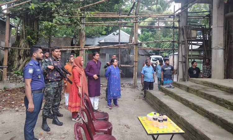 রাজবাড়ীর পূজা মণ্ডপ পরিদর্শন করেছেন জেলা প্রশাসক
