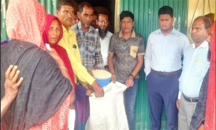 গাইবান্ধার সাঘাটায় ভাঙন কবলিত ৩৩৪ পরিবারে চাল বিতরণ
