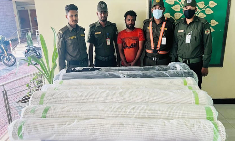 চট্টগ্রাম বন্দরে কনটেইনার থেকে মালামাল চুরি, ট্রাকসহ ১জন গ্রেপ্তার