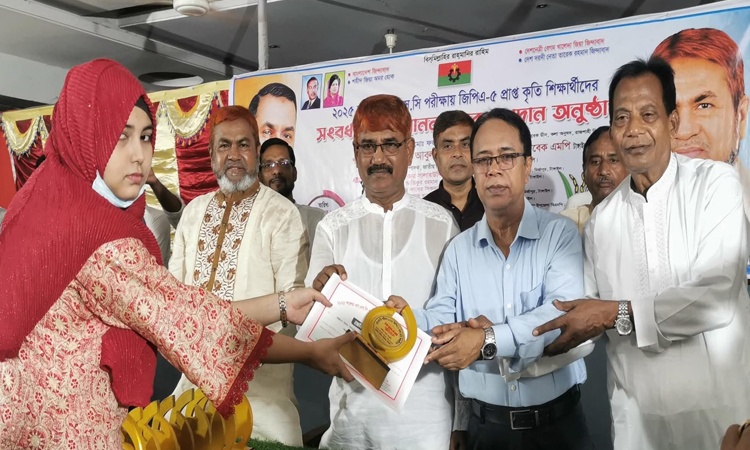 টাঙ্গাইলে এসএসসি পরীক্ষায় জিপিএ-৫ প্রাপ্ত শিক্ষার্থীদের সংবর্ধনা