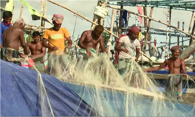 ভোলা উপকূলে জেলেদের জালের জীবন জলে বন্দী
