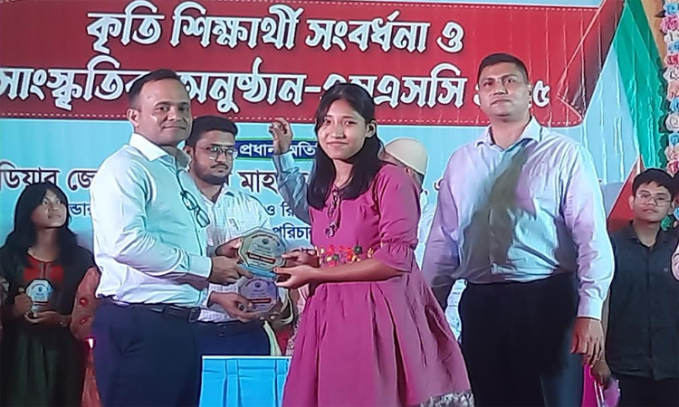 খাগড়াছড়িতে ৮৯ জন কৃতি শিক্ষার্থীকে সংবর্ধনা