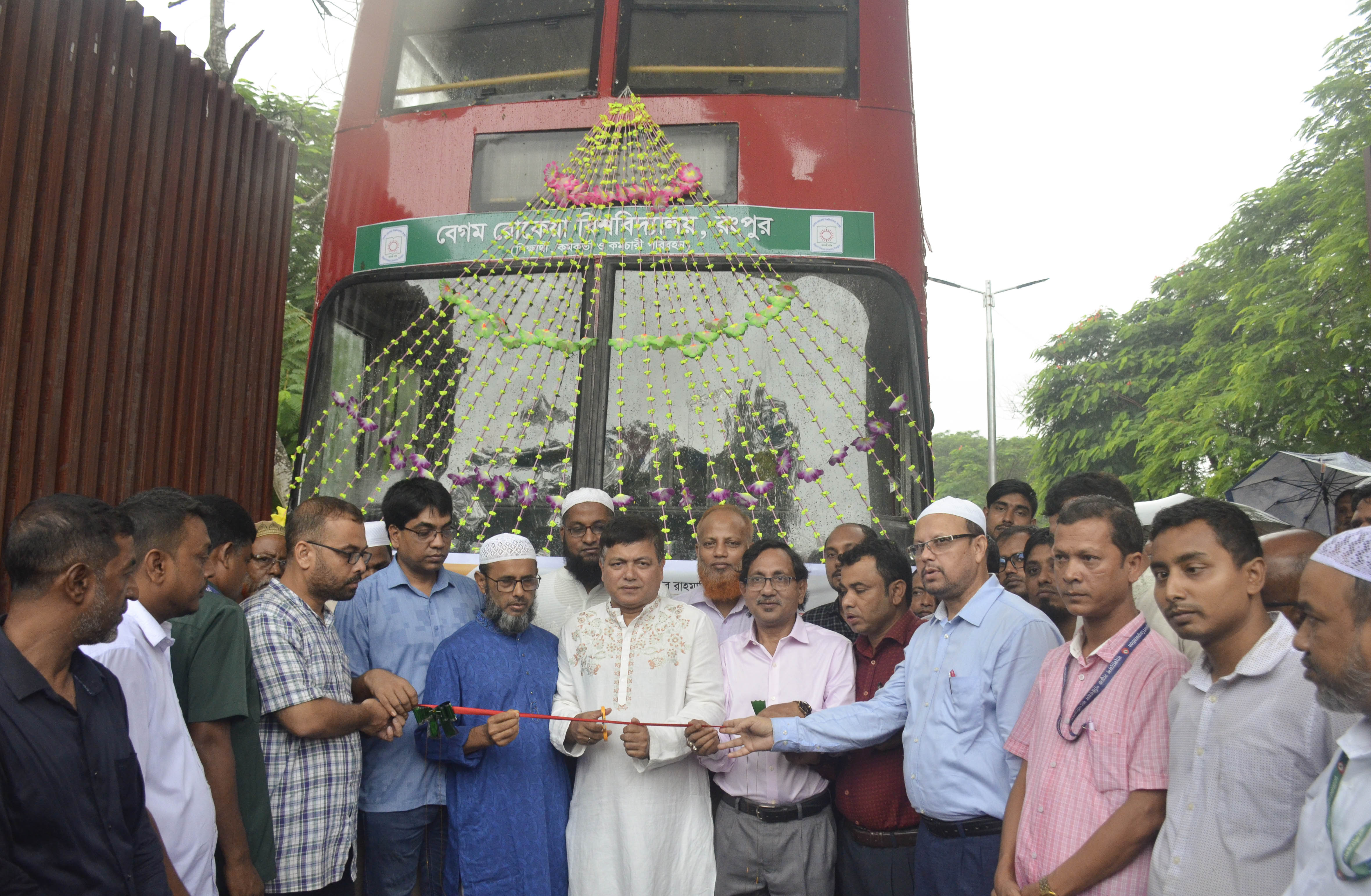 বেরোবিতে শিক্ষার্থীদের যাতায়াতে ৭টি বাস উদ্বোধন