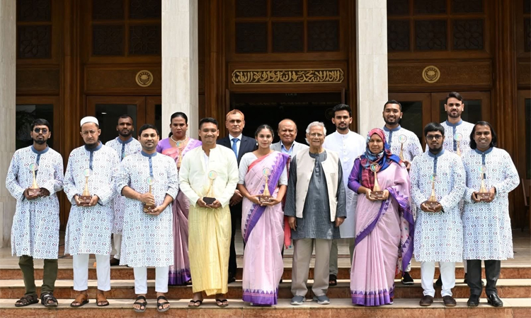 প্রধান উপদেষ্টা ১২ তরুণকে ‘ইয়ুথ ভলান্টিয়ার অ্যাওয়ার্ড’ প্রদান করলেন 