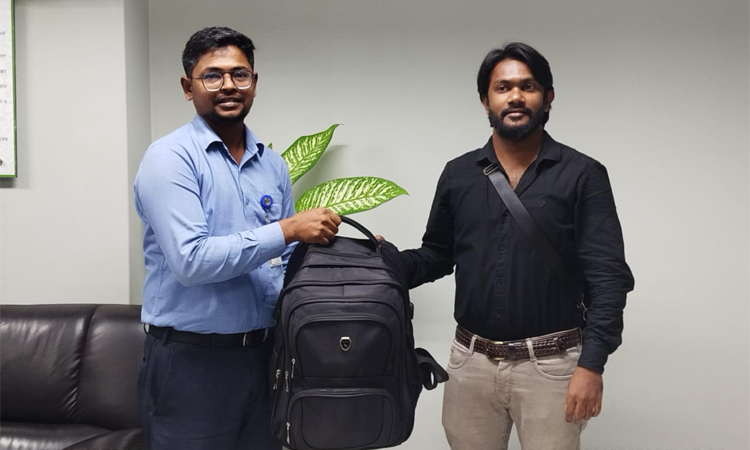 ইন্দোনেশিয়ান নাগরিককে হারানো ব্যাগ ফিরিয়ে দিল শাহ আমানত কর্তৃপক্ষ