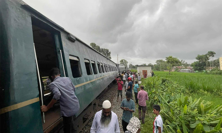 রংপুরে পদ্মরাগ ট্রেনের ৬ বগি লাইনচ্যুত