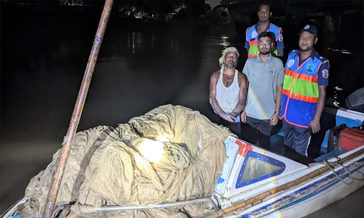 চট্টগ্রামের হালদা নদীতে অভিযান: বিপুল পরিমাণ অবৈধ জাল জব্দ