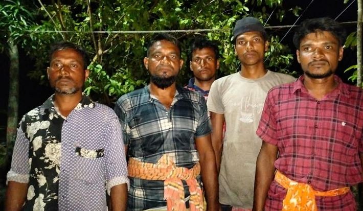 সুন্দরবনে অবৈধভাবে মাছ ধরার দায়ে আটক ৫, মাছ ও নৌকা জব্দ
