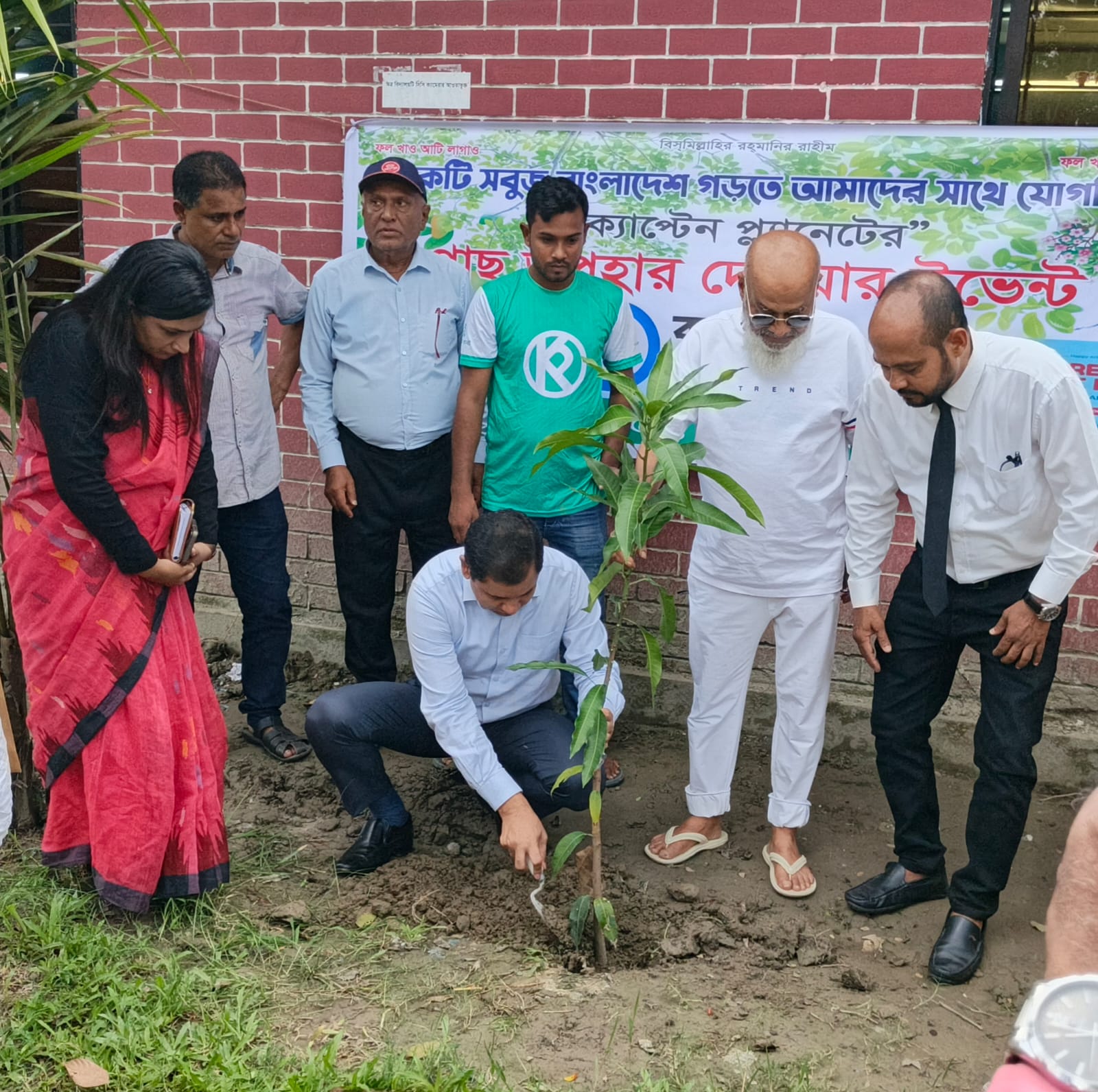 ঝালকাঠিতে ক্যাপ্টেন প্ল্যানেটের উদ্যোগে চারা বিতরণ