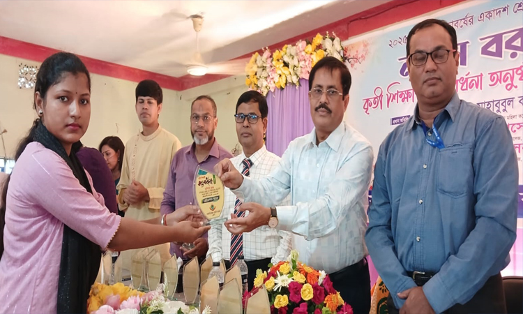 ফেনী সরকারি জিয়া মহিলা কলেজে কৃতি শিক্ষার্থী সংবর্ধনা