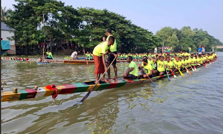 গোপালগঞ্জে কুমার নদে নৌকাবাইচে হাজারো মানুষের ঢল