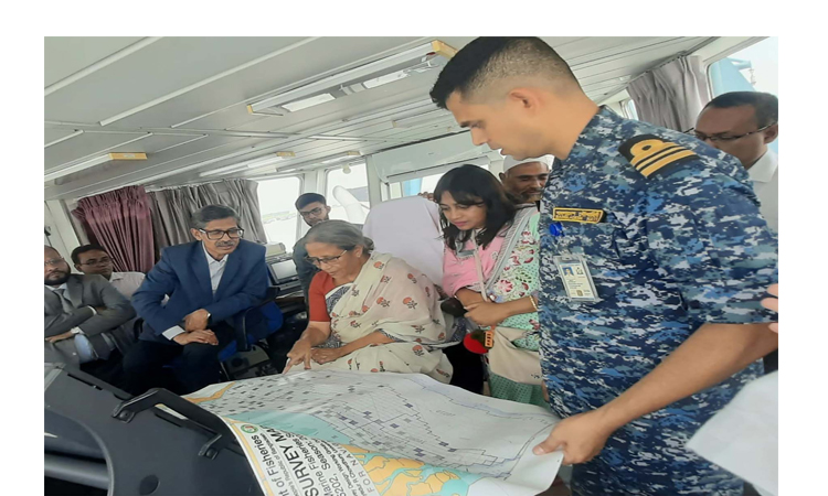 ‘মীন সন্ধানী’ জাহাজের জরিপ ও গবেষণা কার্যক্রম পরিদর্শন মৎস্য উপদেষ্টার